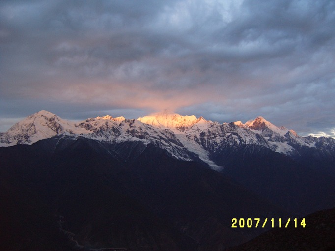 金色逐渐加深，宽度逐渐加大