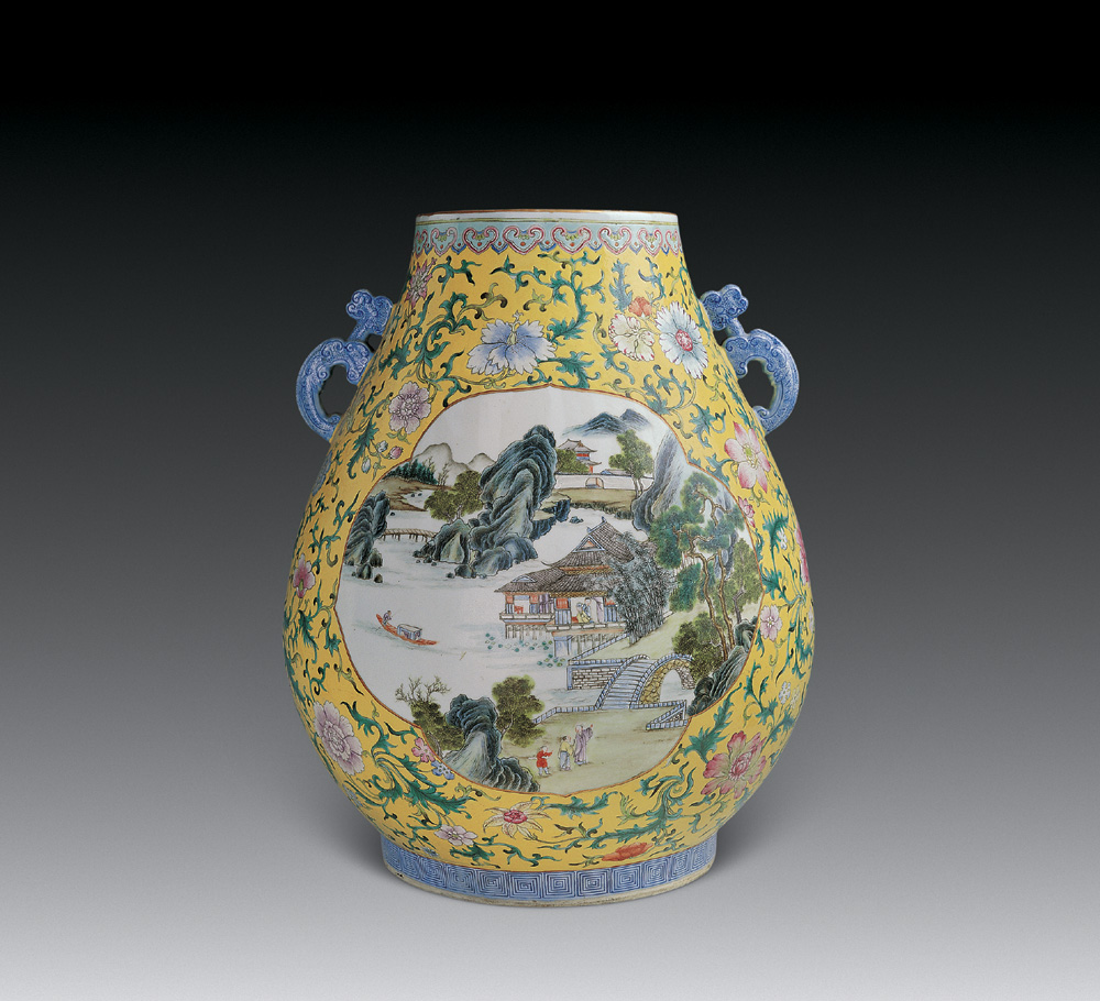 黄地粉彩开光山水人物纹双耳尊.jpg