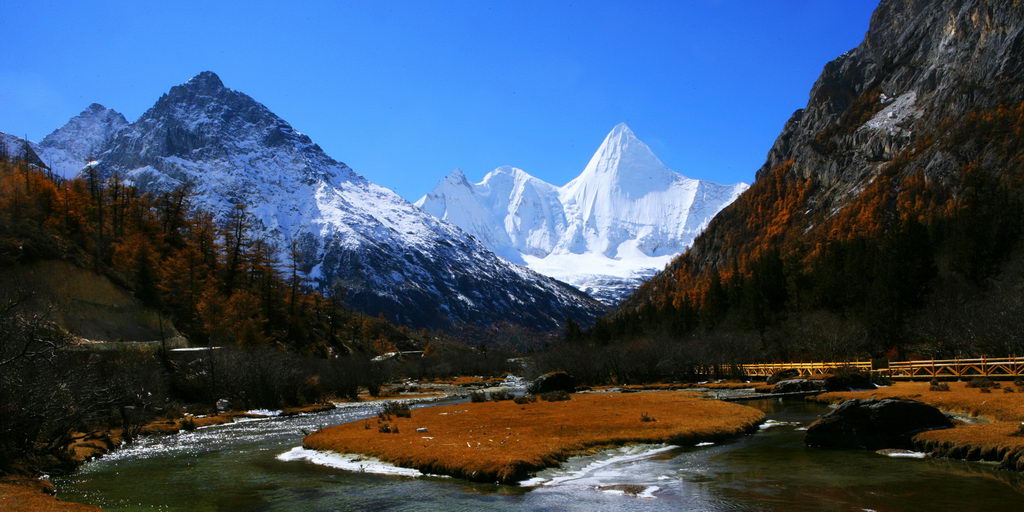 2 稻城 央迈勇雪山_调整大小.jpg